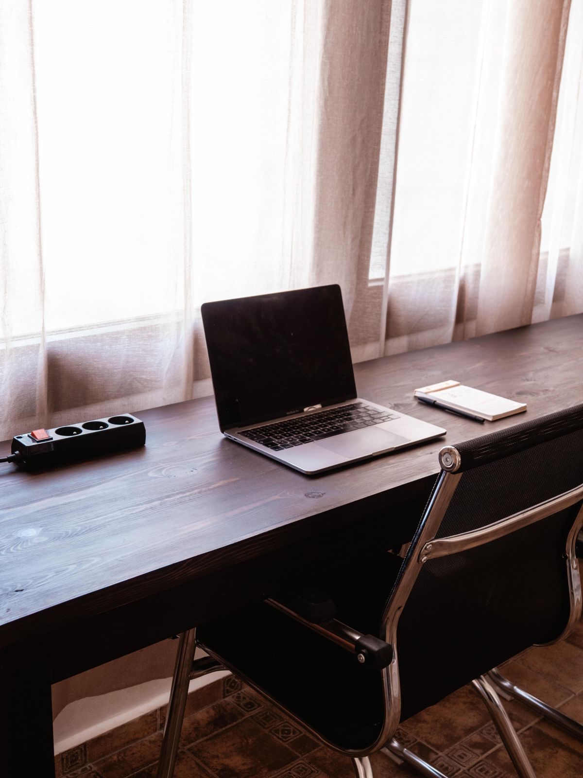 Coin bureau du studio Tafoukt à Berber Shelter, espace de travail lumineux et apaisant à Tamraght.