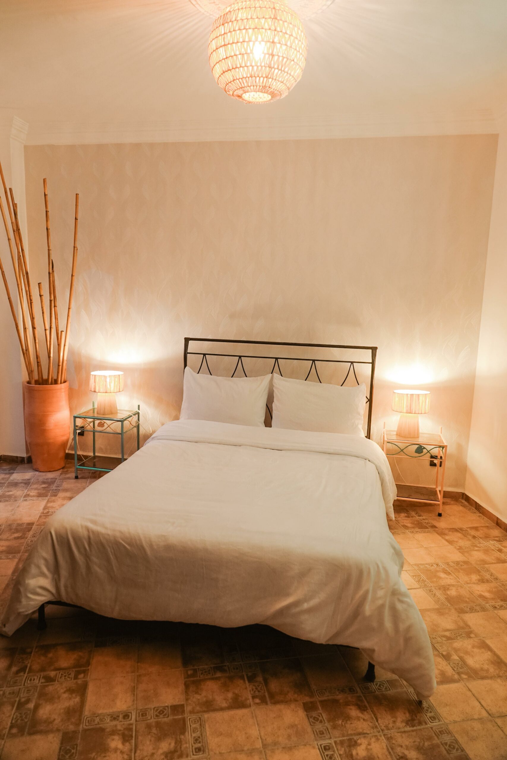 Chambre lumineuse de l’appartement Ayour à Berber Shelter, maison d’hôtes à Tamraght près de Taghazout, avec lit double et décoration naturelle.