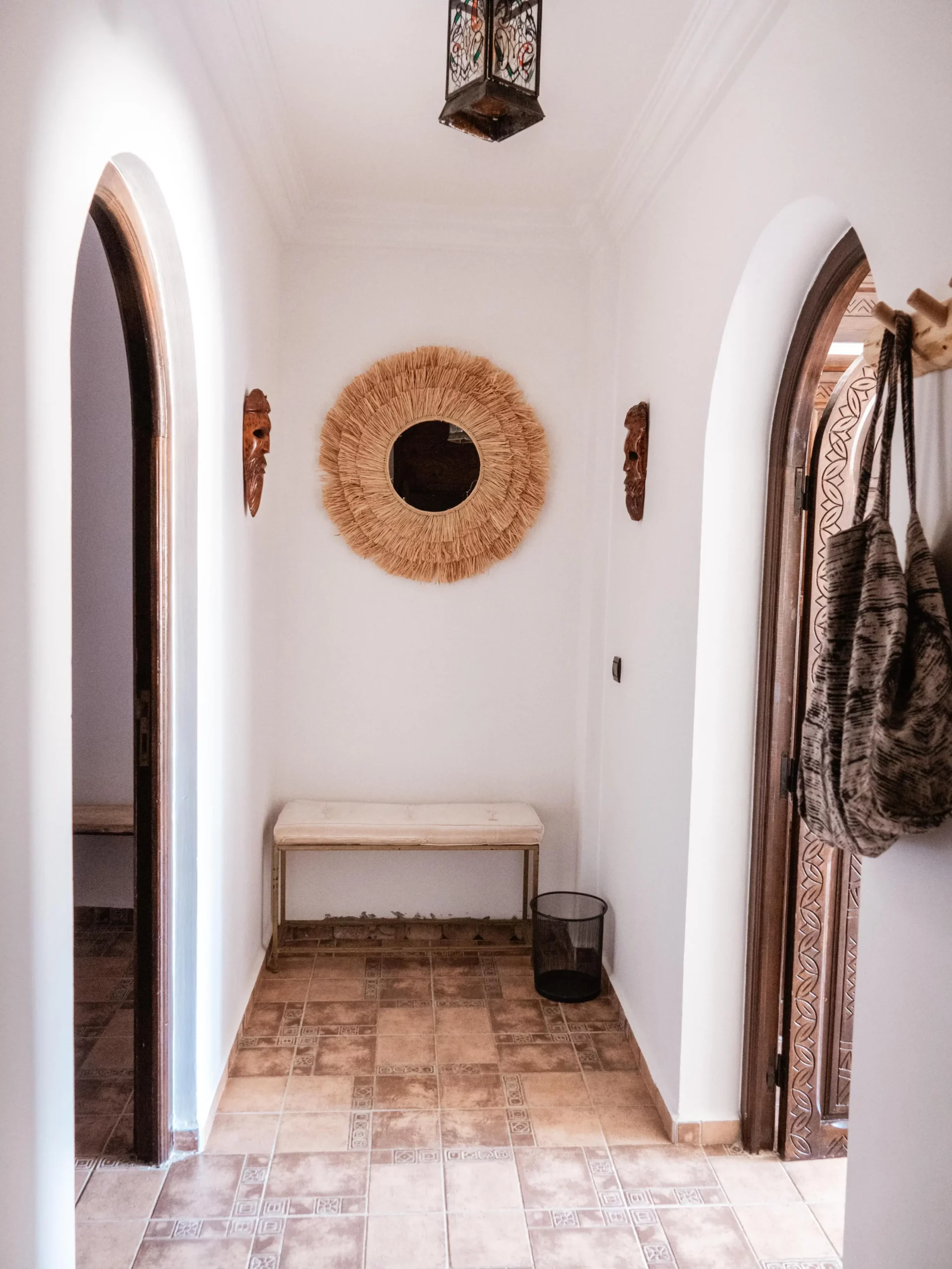 Couloir lumineux de l’appartement Ayour à Berber Shelter, Tamraght près de Taghazout, avec arches marocaines et décoration artisanale.