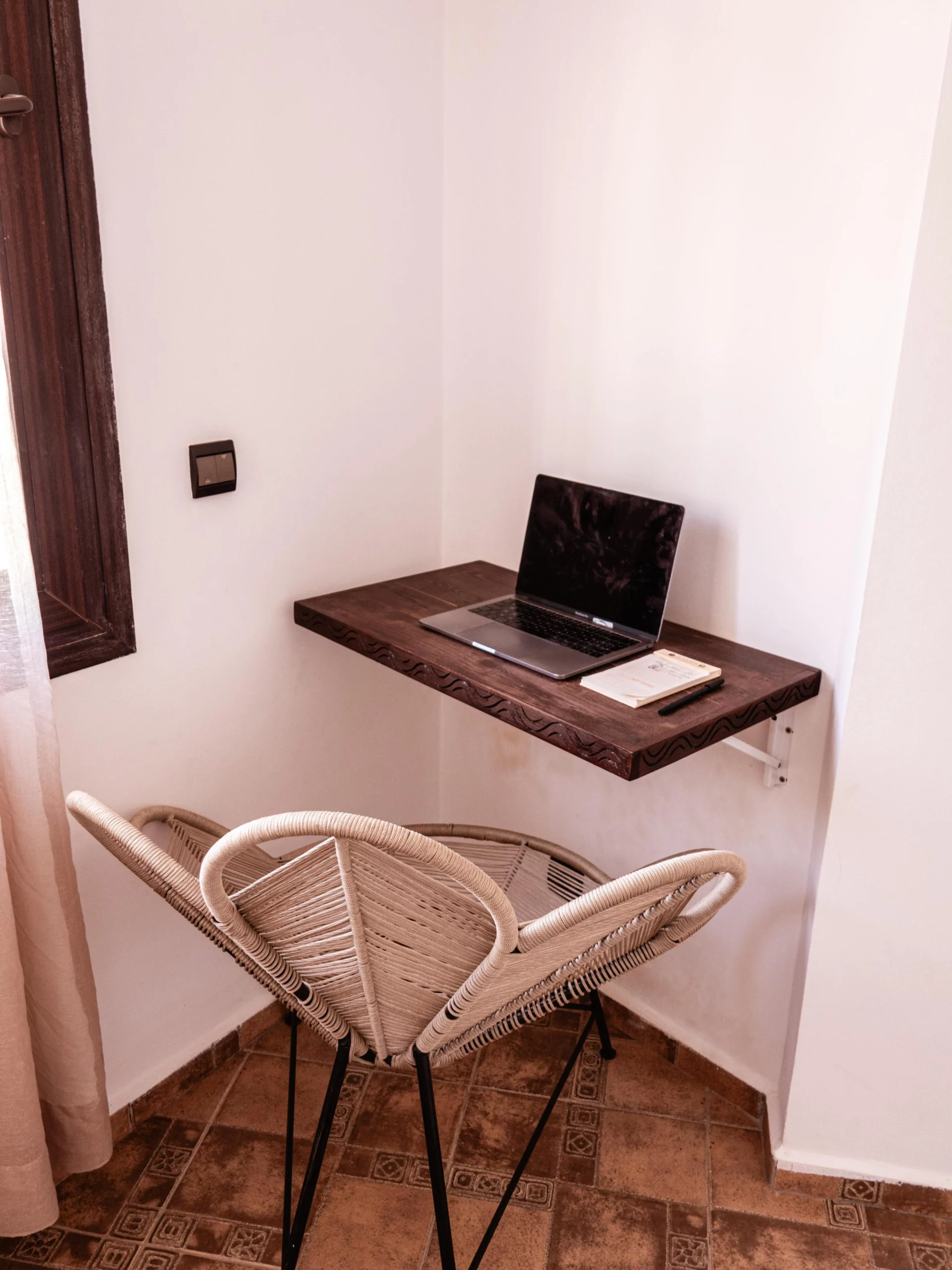 Coin bureau de la suite Itri à Berber Shelter, maison d’hôtes à Tamraght près de Taghazout, parfait pour le télétravail ou un séjour prolongé.