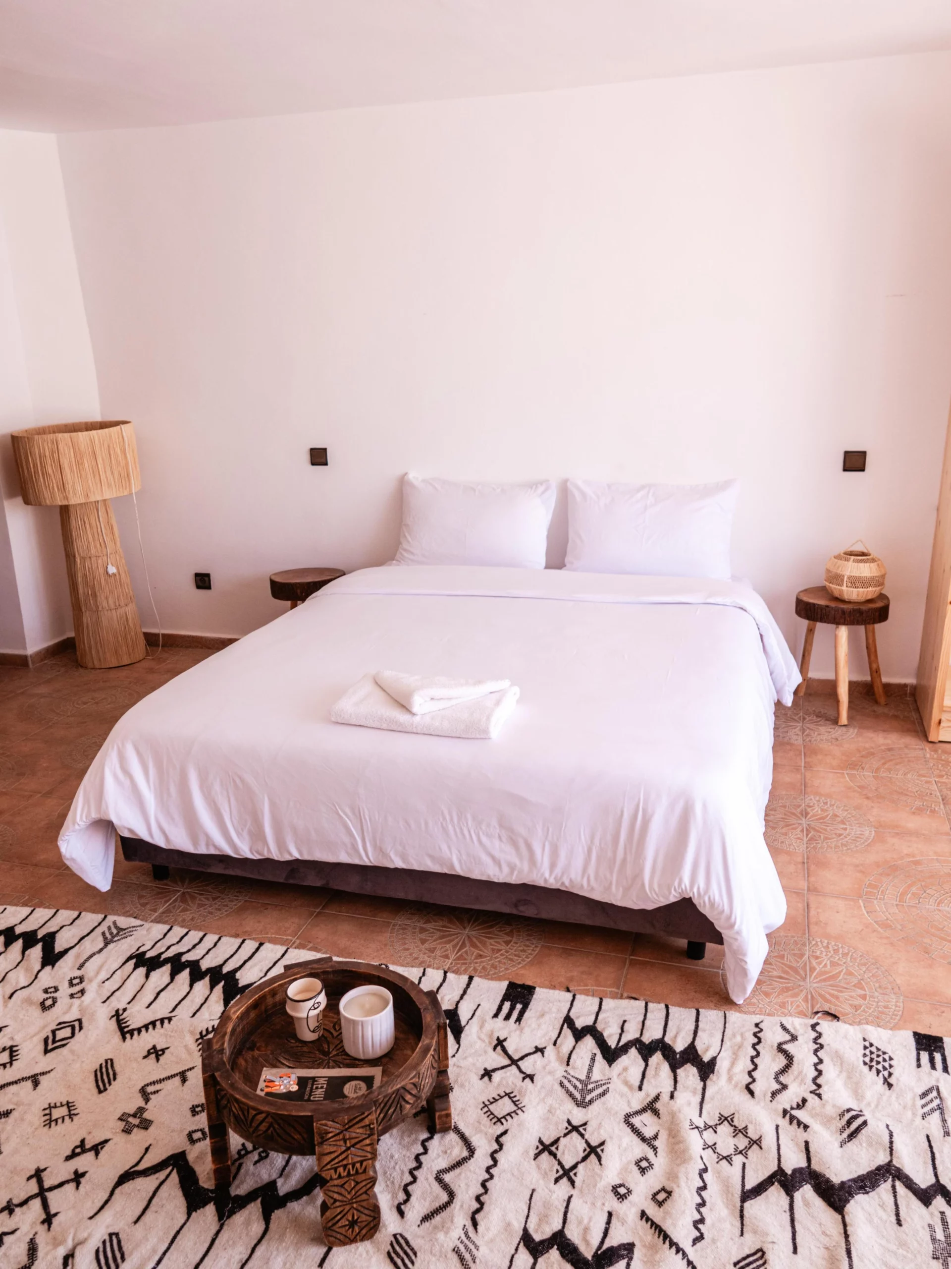 Studio Tafoukt à Berber Shelter, chambre lumineuse avec lit double, décoration marocaine et ambiance naturelle à Tamraght.