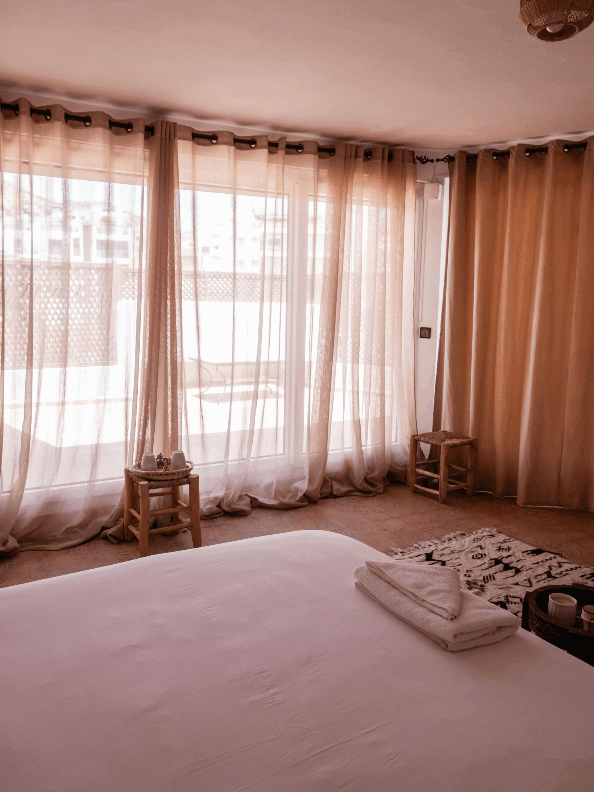 Chambre du studio Tafoukt à Berber Shelter, lit double confortable et lumière naturelle à Tamraght.