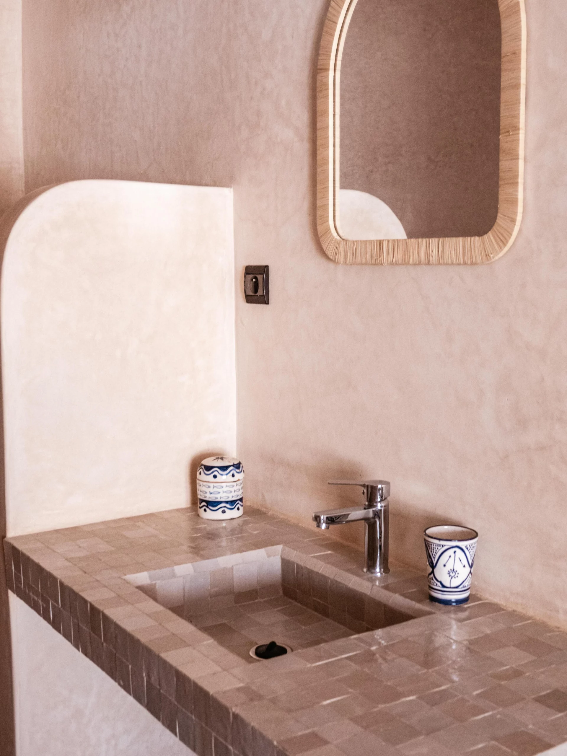 Salle de bain du studio Tafoukt à Berber Shelter, douche à l’italienne et décoration naturelle à Tamraght.